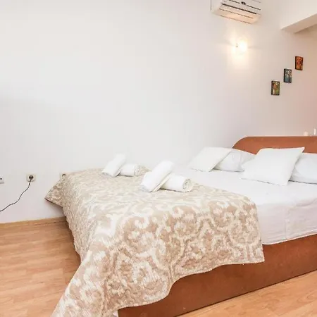 Mira Apartment *