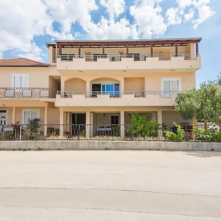 Mira Apartment *